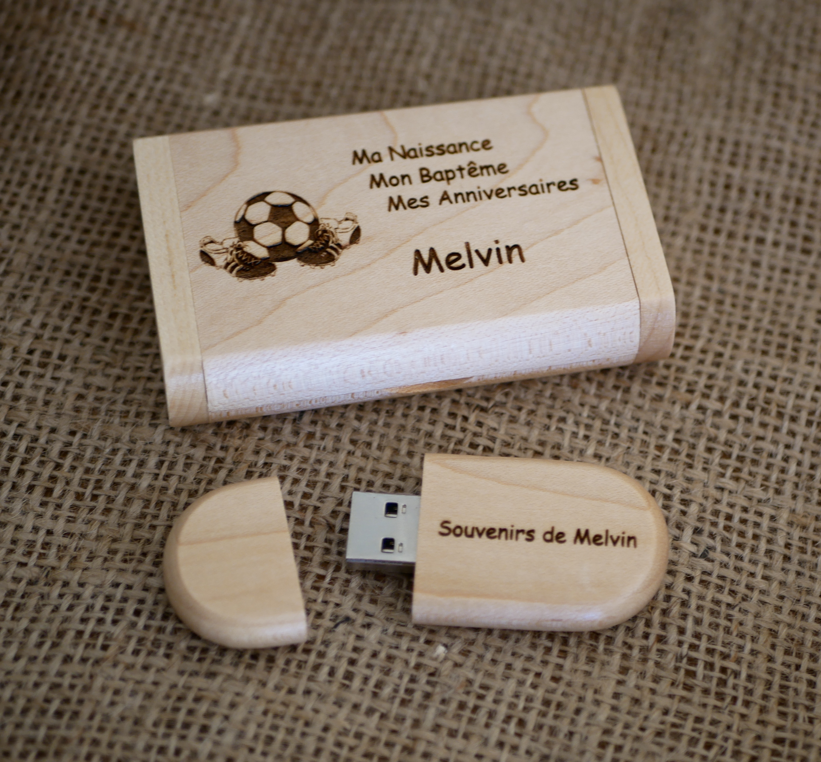 Gravur auf einem USB-Stick aus Ahornholz