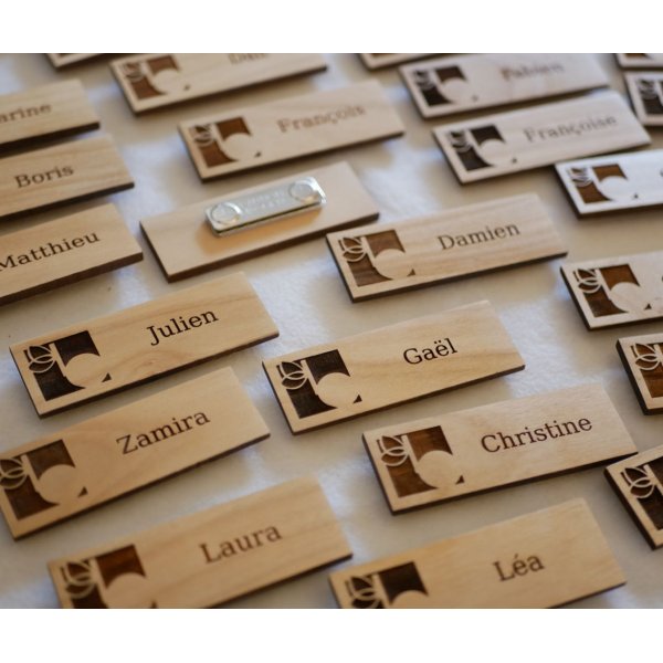 Namensschild aus Holz Firmenlogo und Name