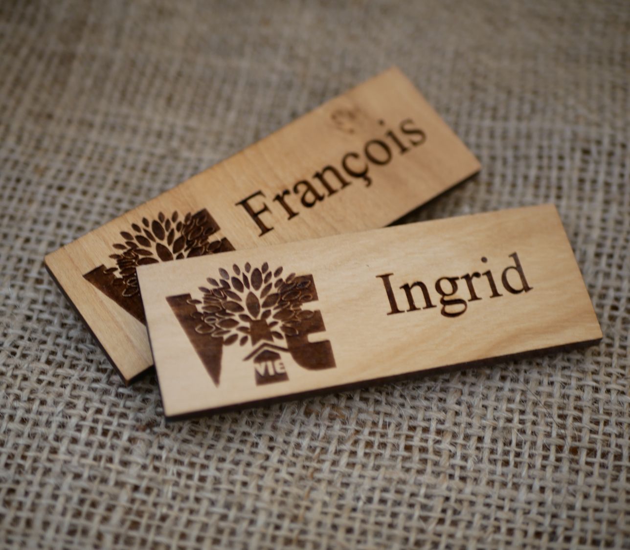 Namensschild aus Holz Firmenlogo und Name