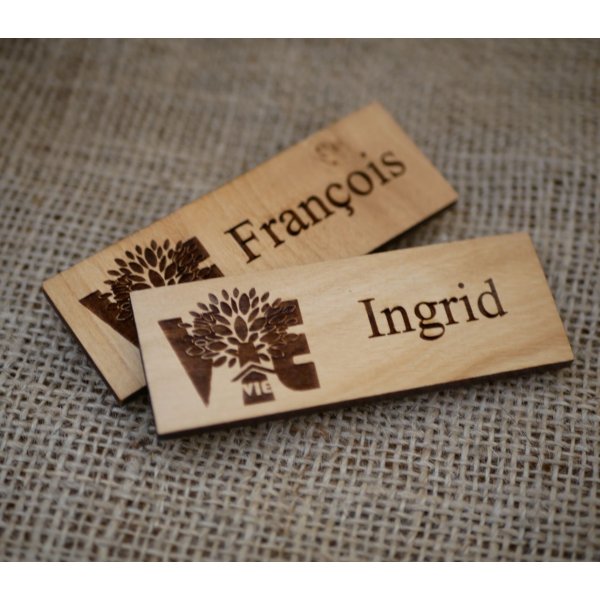 Namensschild aus Holz Firmenlogo und Name