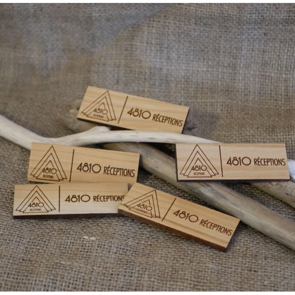 Namensschild aus Holz Firmenlogo und Name