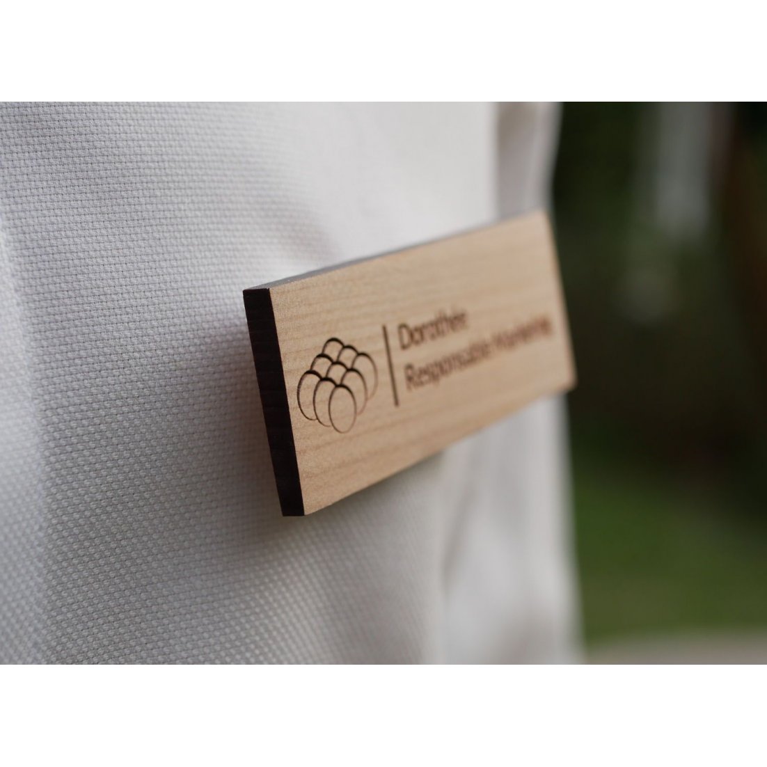 Namensschild aus Holz Firmenlogo und Name