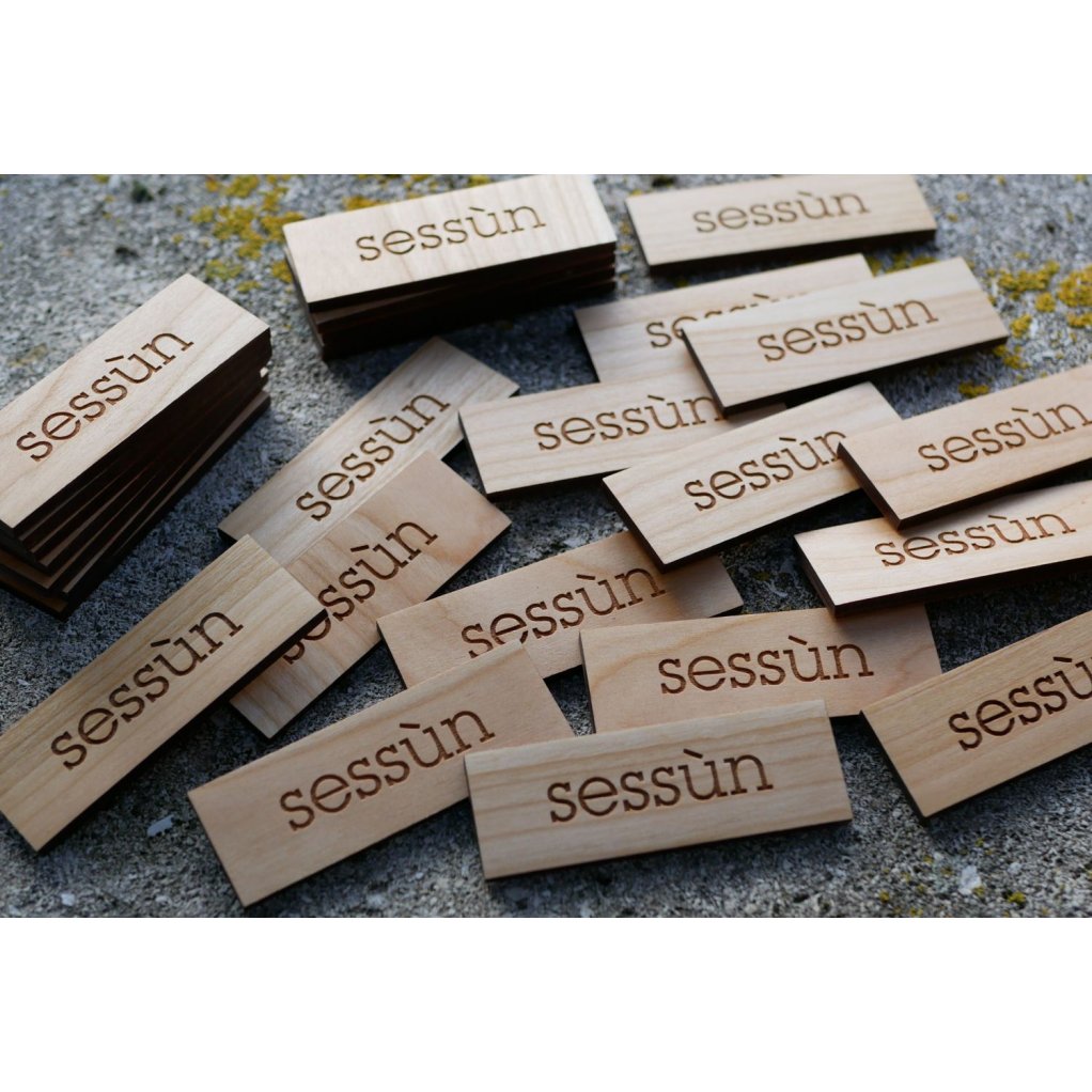 Namensschild aus Holz Firmenlogo und Name