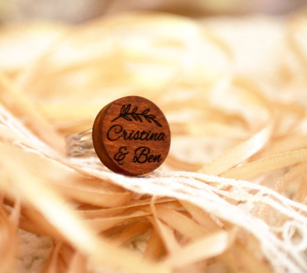 Ring mit Holzcabochon personalisiert durch Gravur