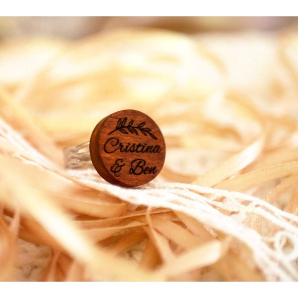 Ring mit Holzcabochon personalisiert durch Gravur