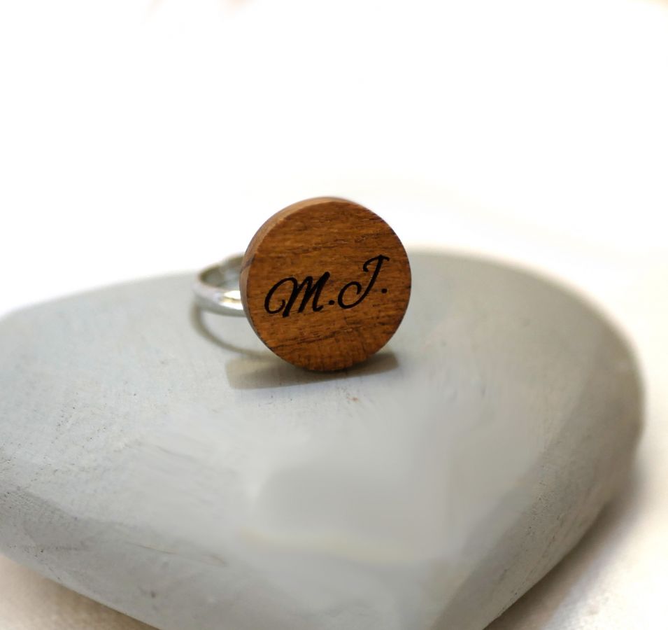 Ring mit Holzcabochon personalisiert durch Gravur