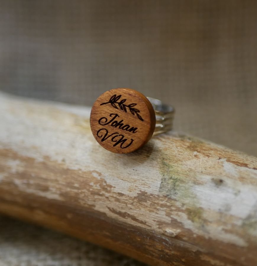 Ring mit Holzcabochon personalisiert durch Gravur