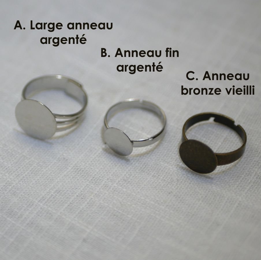 Ring mit Holzcabochon personalisiert durch Gravur