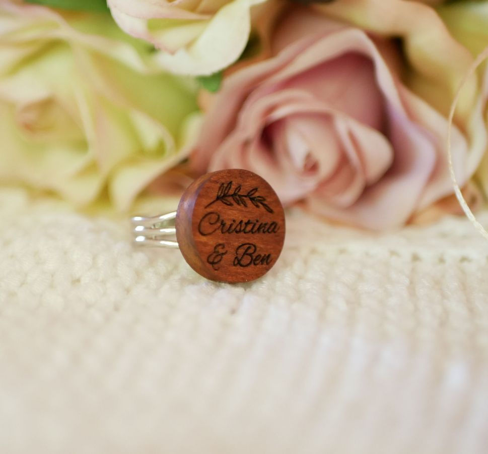 Ring mit Holzcabochon personalisiert durch Gravur