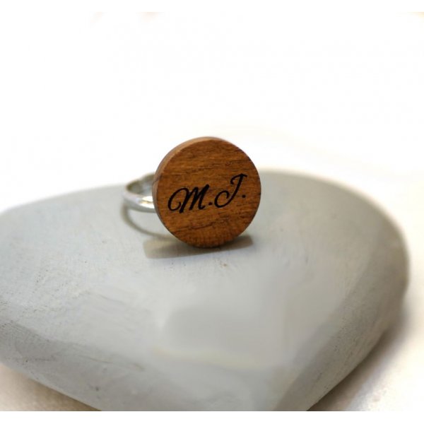 Ring mit Holzcabochon personalisiert durch Gravur