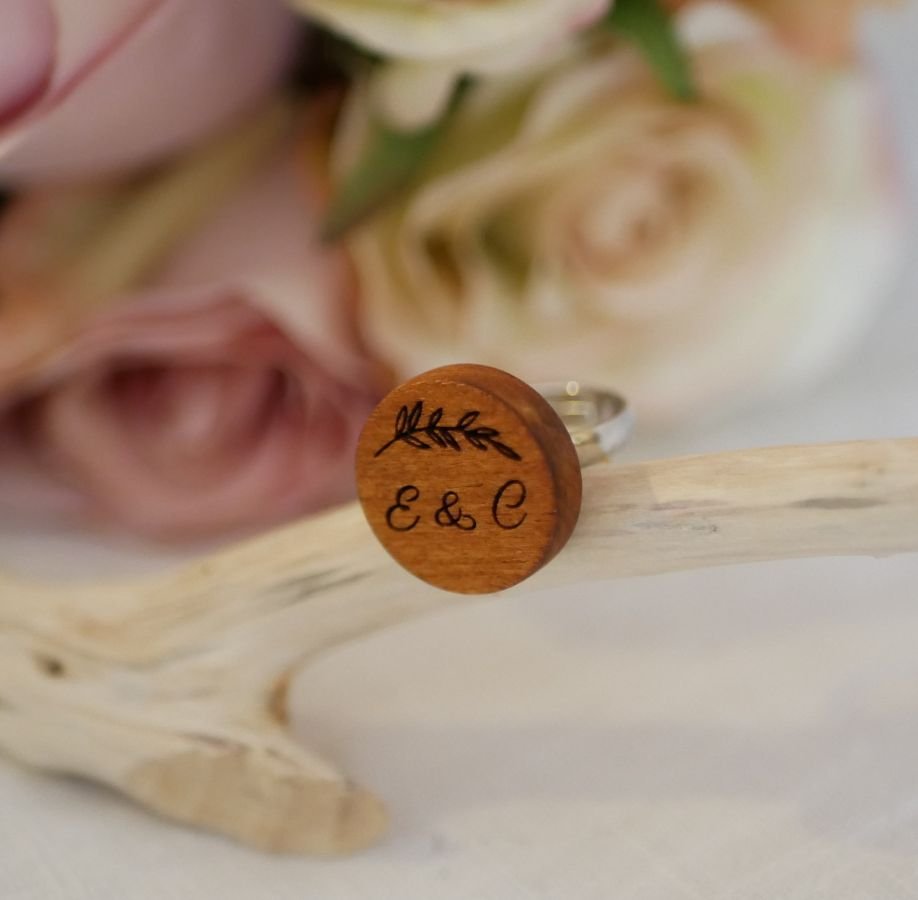 Ring mit Holzcabochon personalisiert durch Gravur