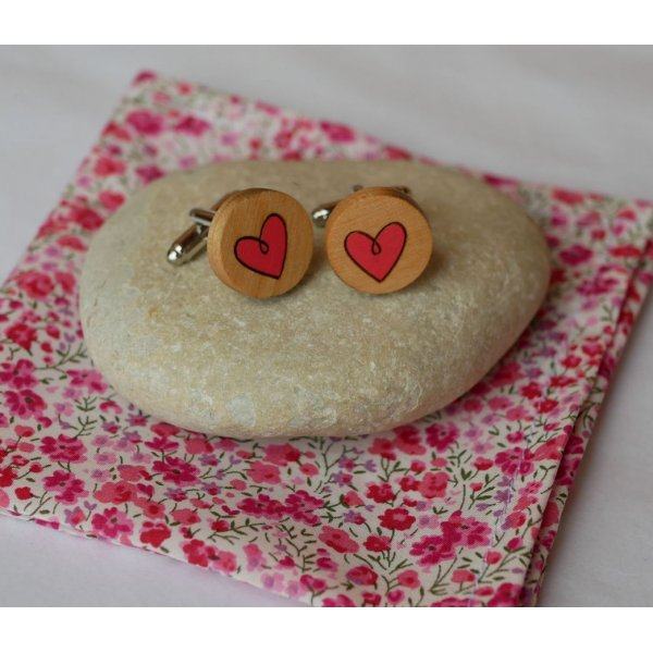 Manschettenkn&ouml;pfe aus Holz mit gemalten Herzen