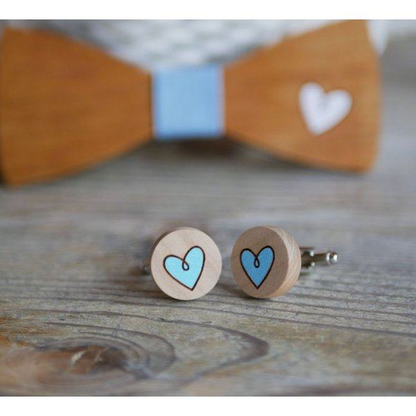 Manschettenkn&ouml;pfe aus Holz mit gemalten Herzen