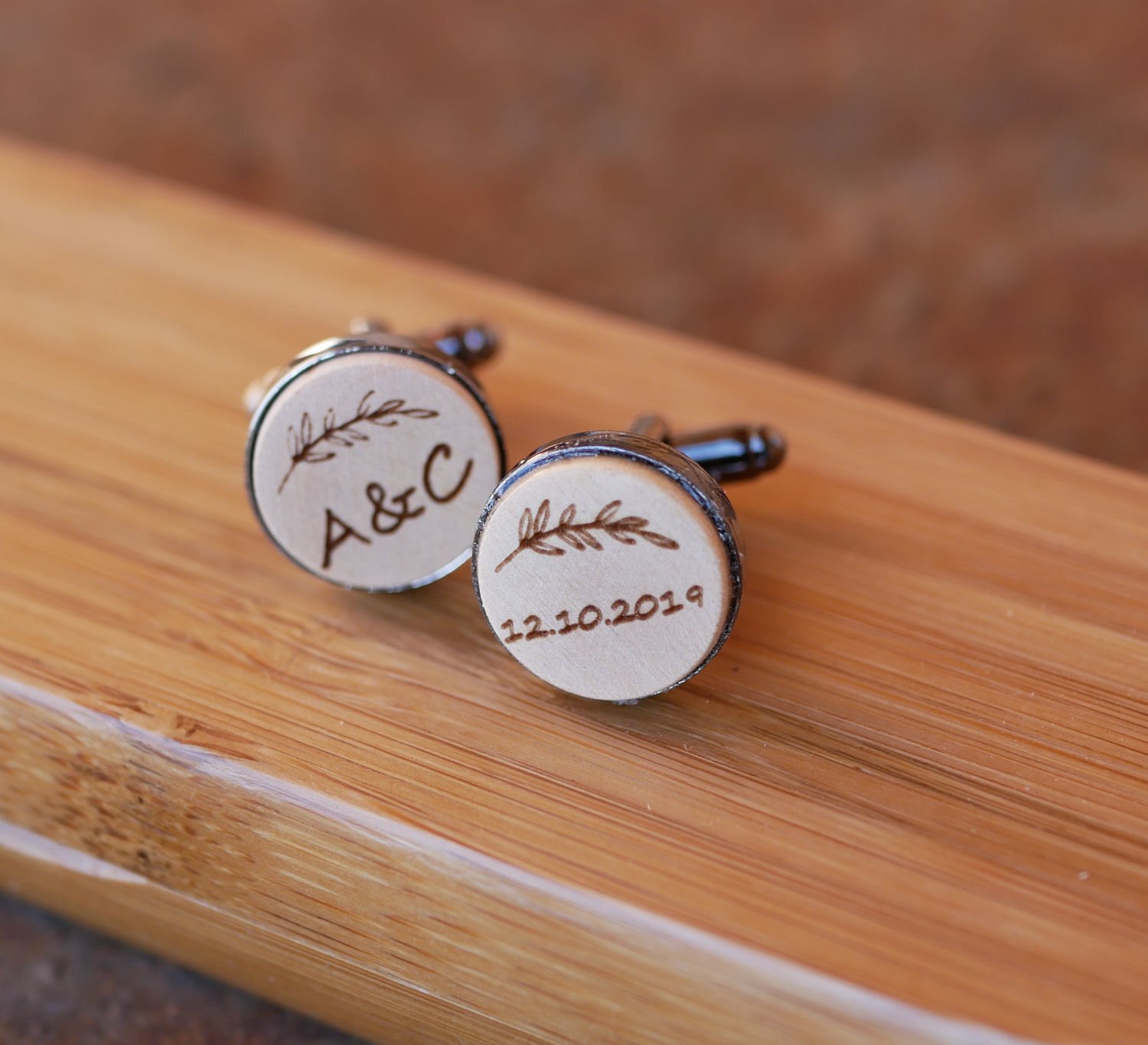 Manschettenknöpfe aus Holz mit eingefasstem dunklem Stahl 16mm personalisierbar