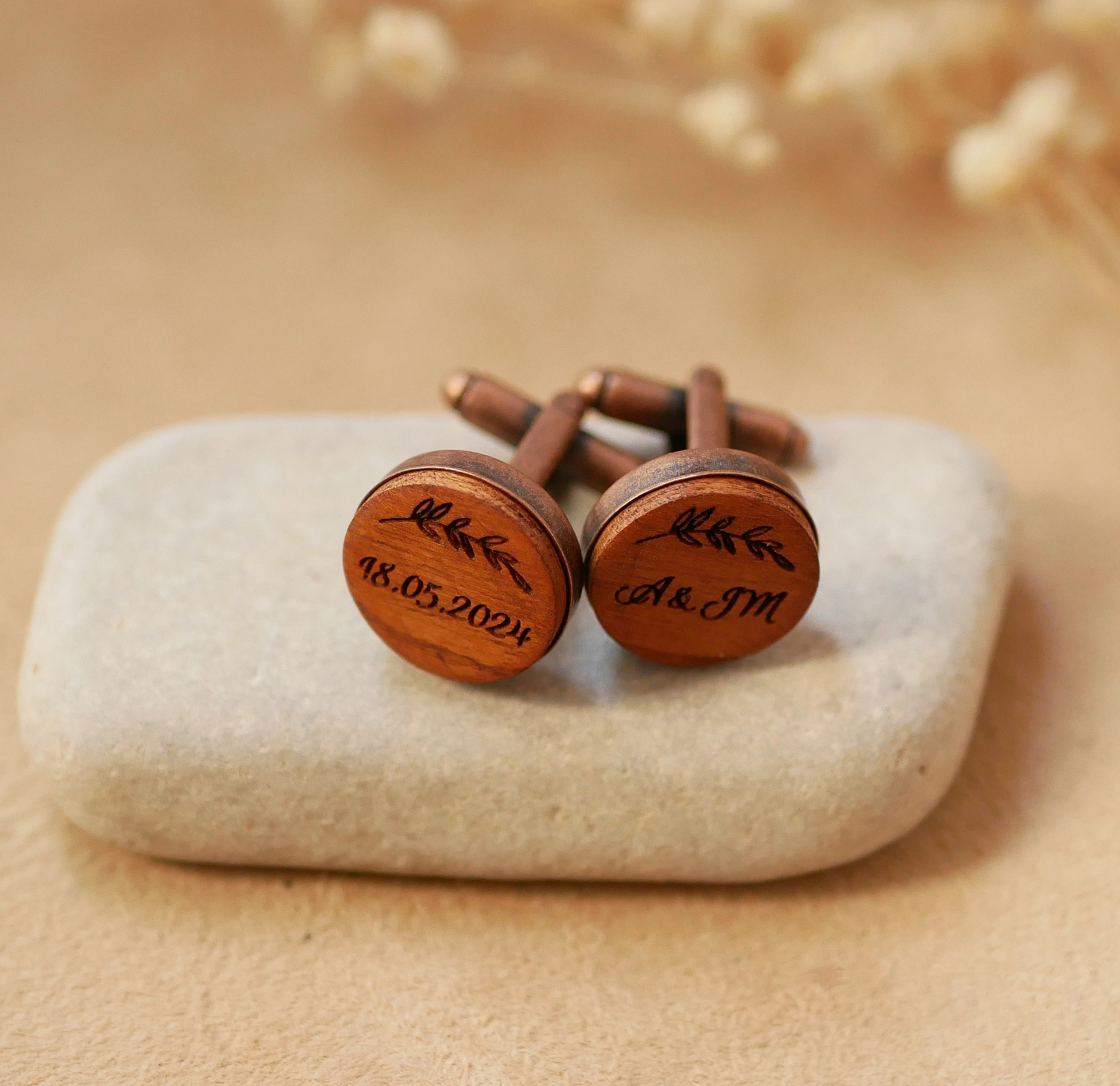 Boutons de manchette en bois personnalisés pour mariage.