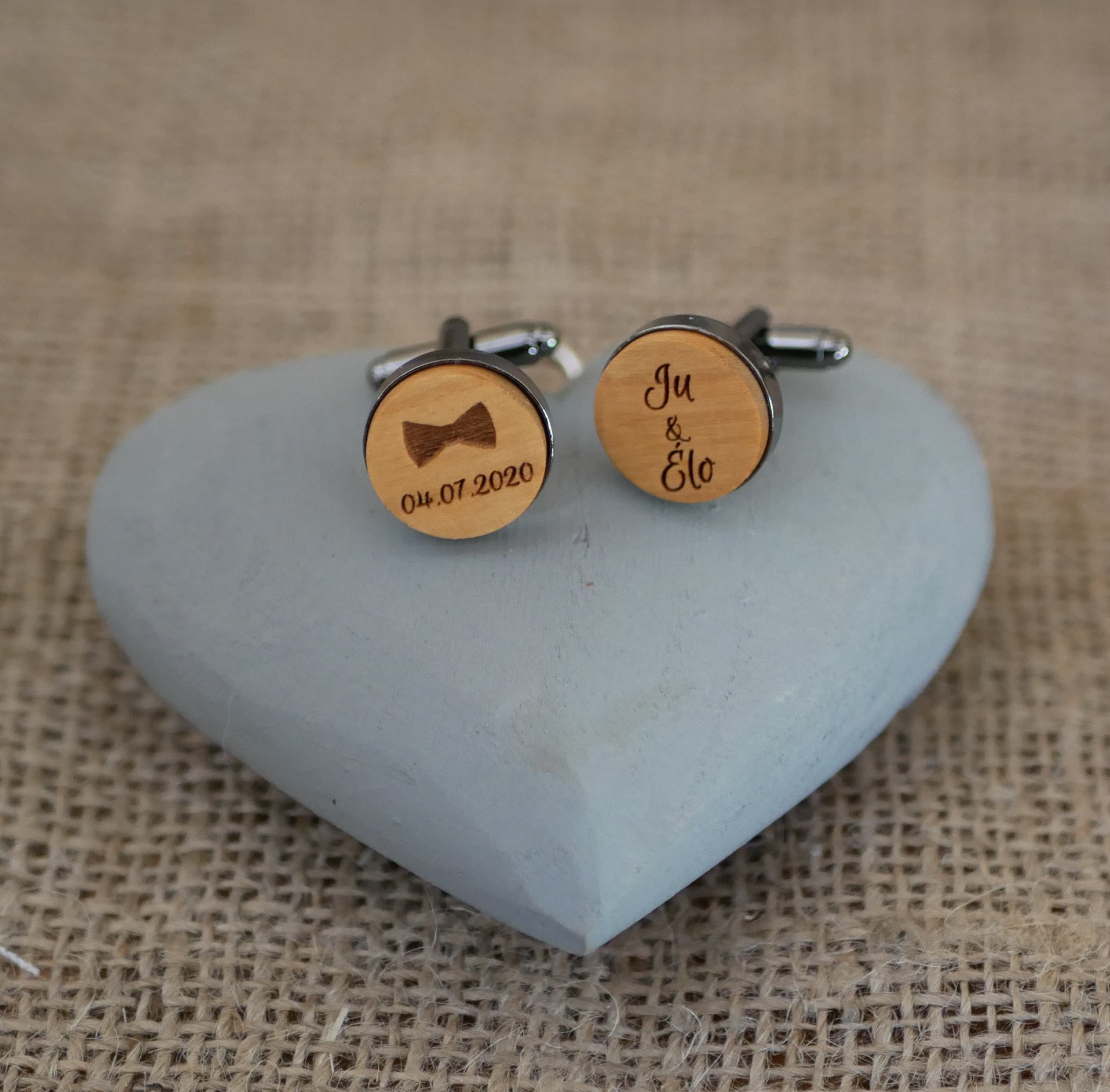 Manschettenkn&ouml;pfe aus Holz mit eingefasstem dunklem Stahl 16mm personalisierbar