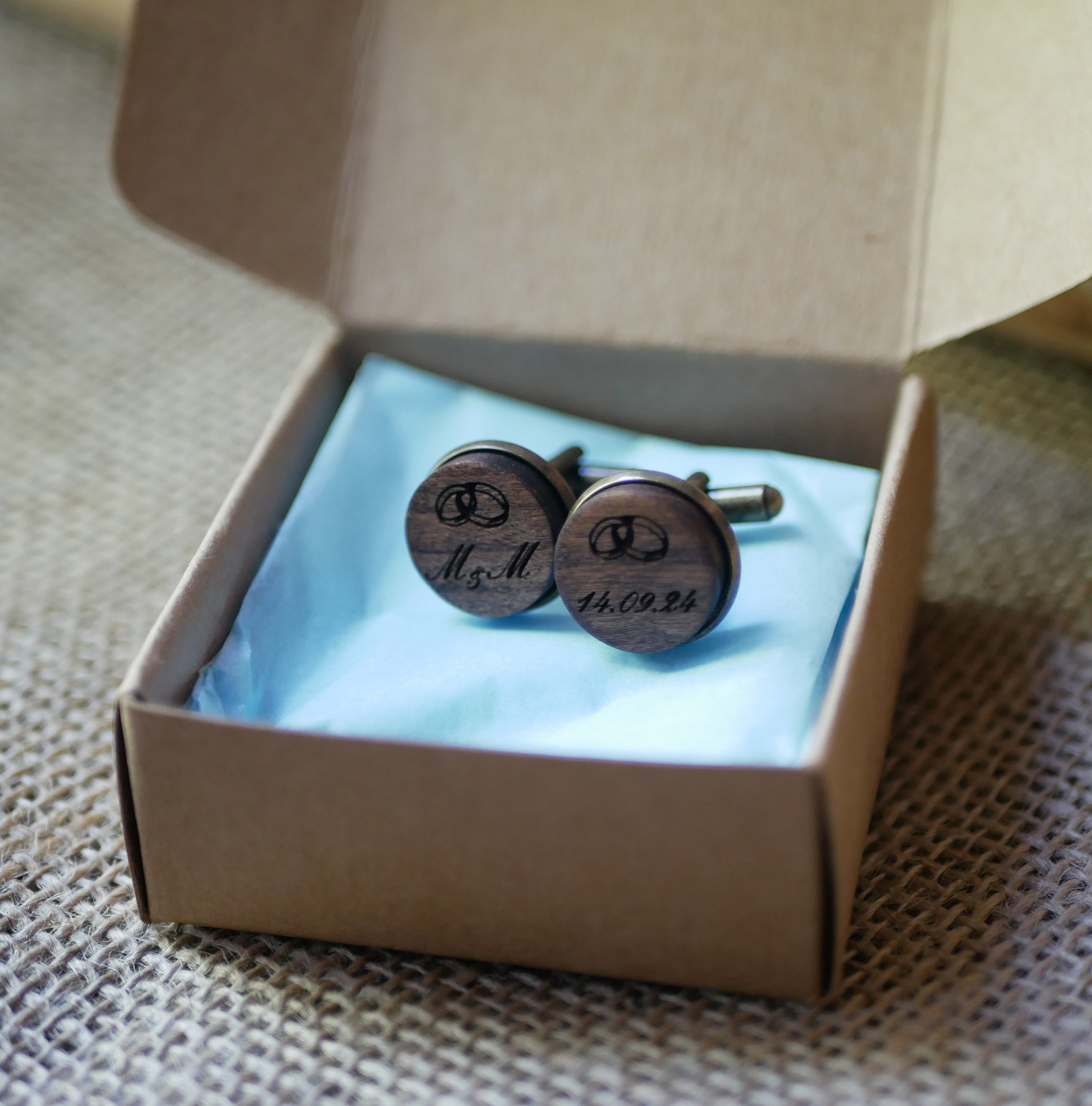 Manschettenkn&ouml;pfe aus Holz mit eingefasstem Altbronze 16 mm anpassbar