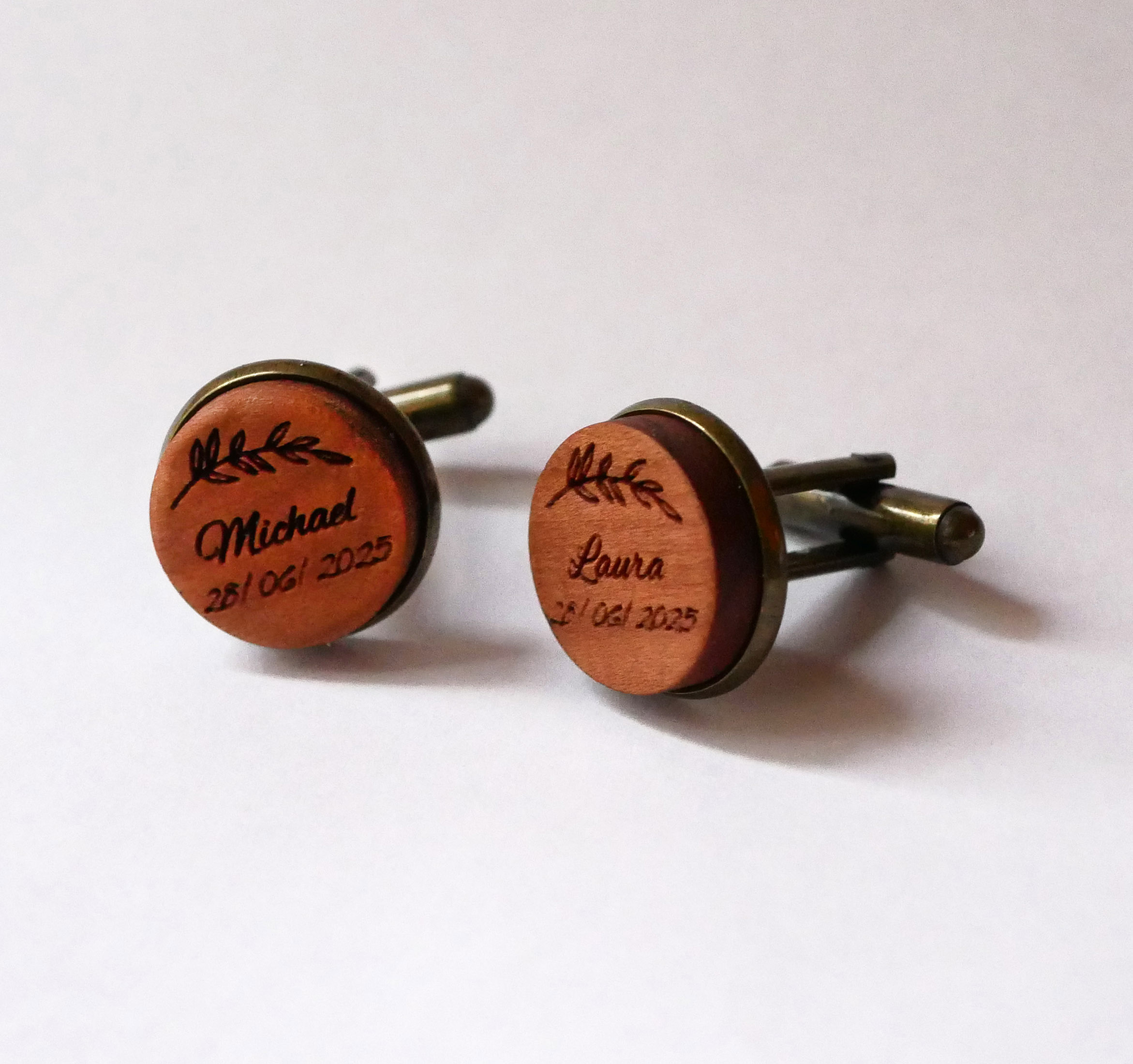 Manschettenknöpfe aus Holz mit eingefasstem Altbronze 16 mm anpassbar