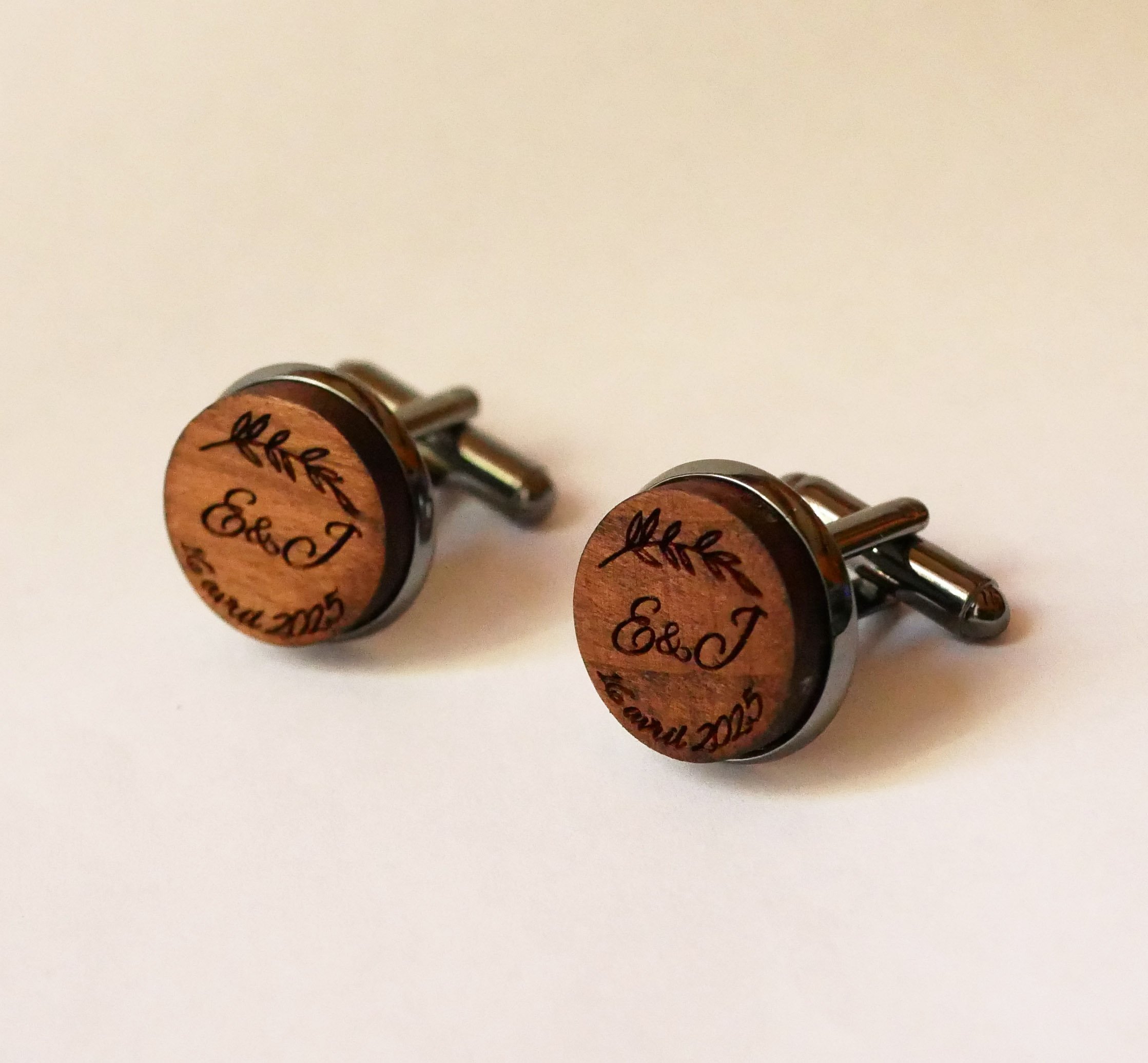 Manschettenkn&ouml;pfe aus Holz mit eingefasstem dunklem Stahl 16mm personalisierbar