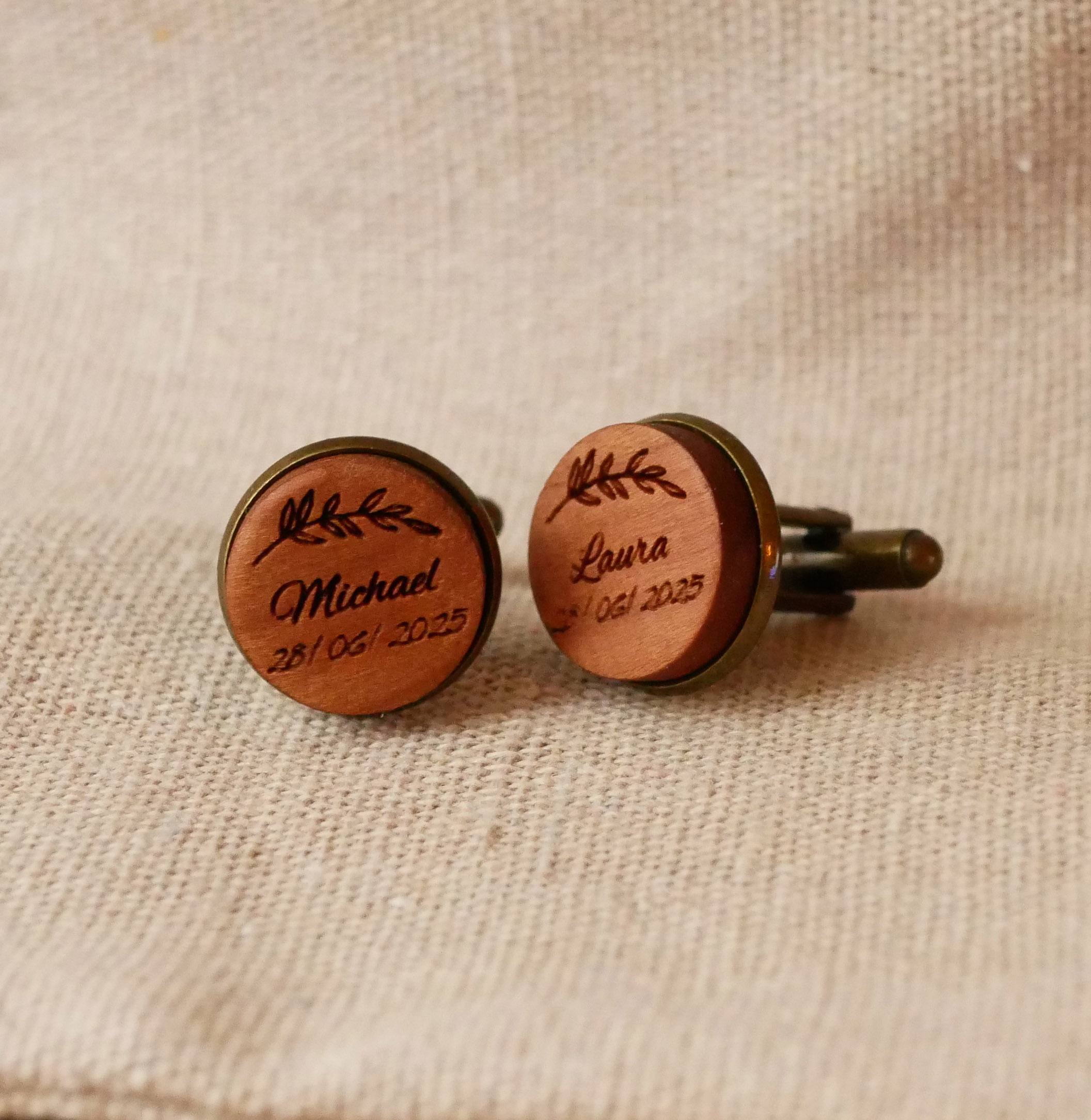 Manschettenknöpfe aus Holz mit eingefasstem Altbronze 16 mm anpassbar
