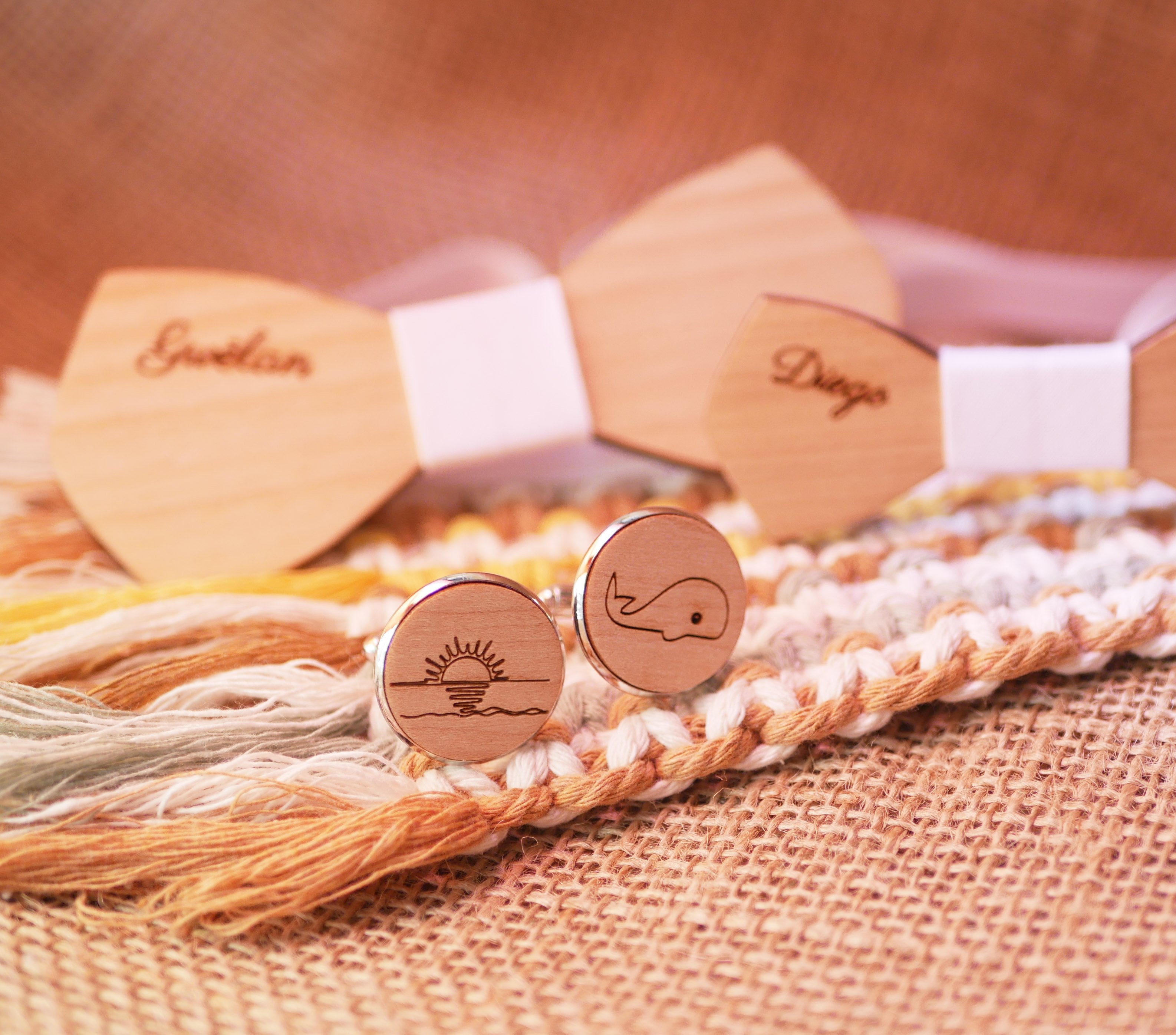 Manschettenkn&ouml;pfe Cabochon mit Steinbesatz graviertes Design