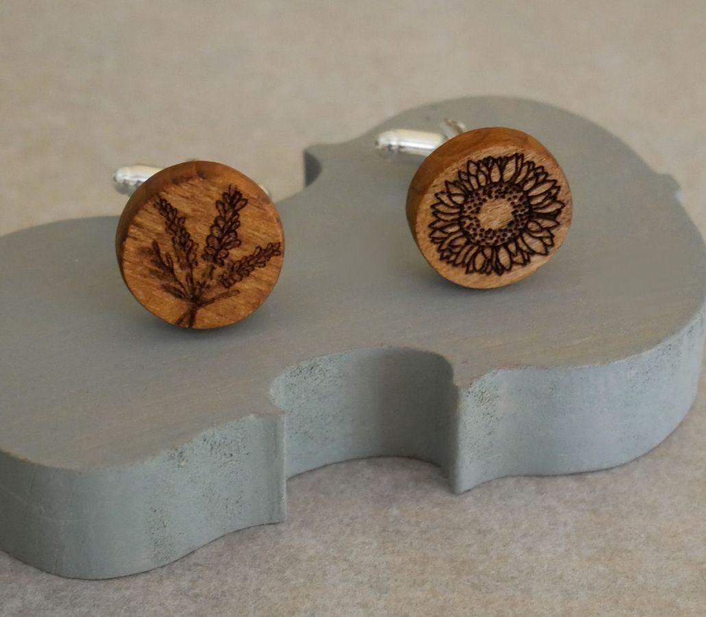Manschettenknöpfe aus Kirschbaumholz mit Ihren eingravierten Designs