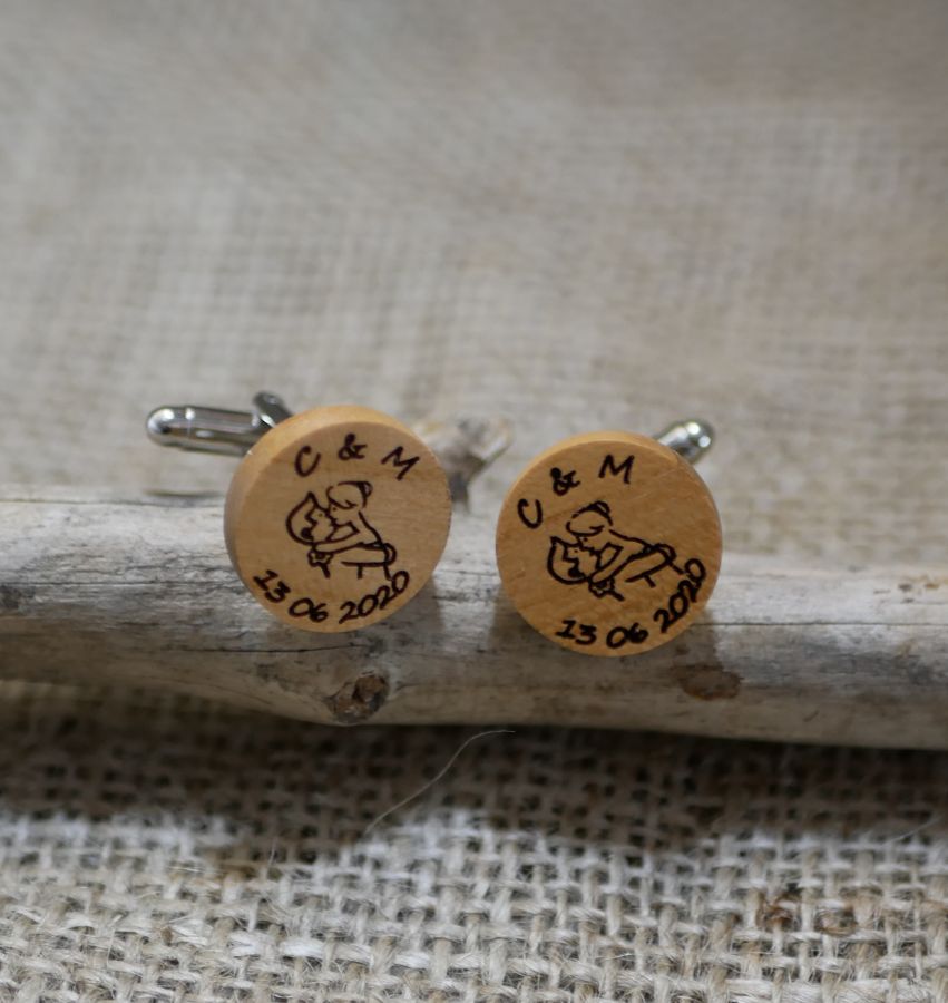 Manschettenknöpfe aus Kirschbaumholz mit Ihren eingravierten Designs