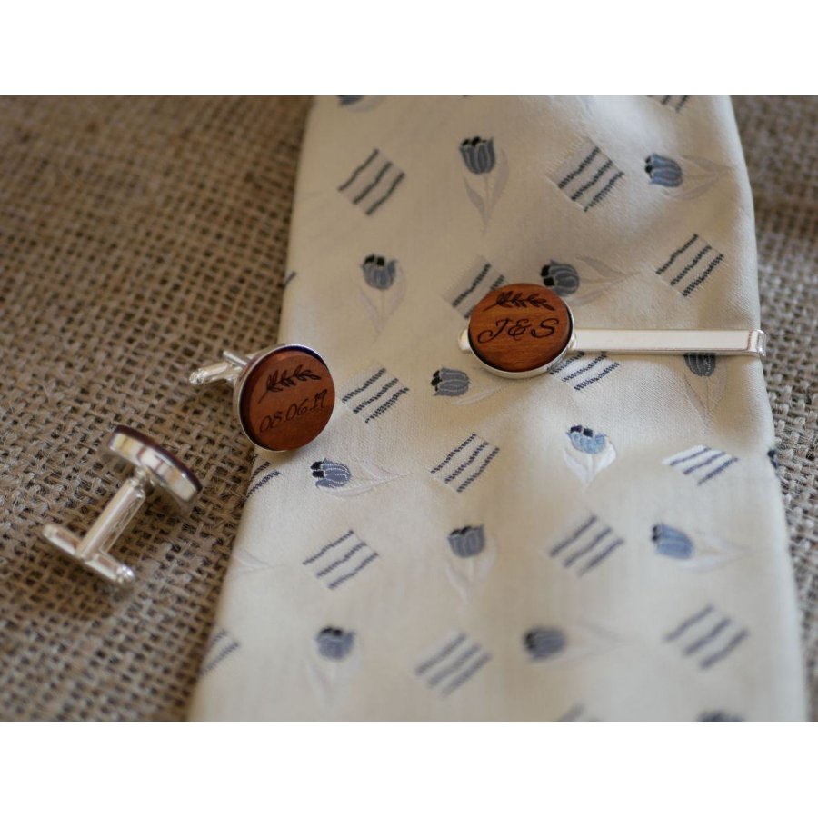 Krawattenklammer mit Holzcabochon personalisiert durch Gravur