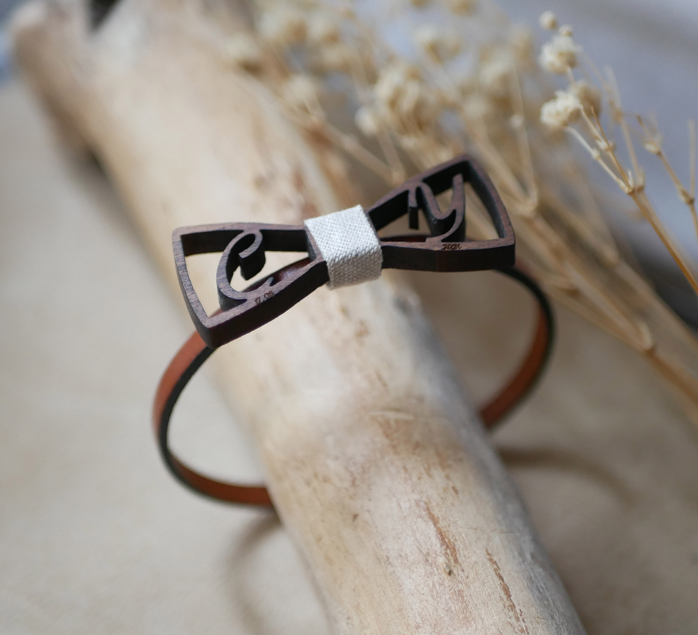 Lederarmband mit Fliege Holz Miniatur Initialen durchbrochen