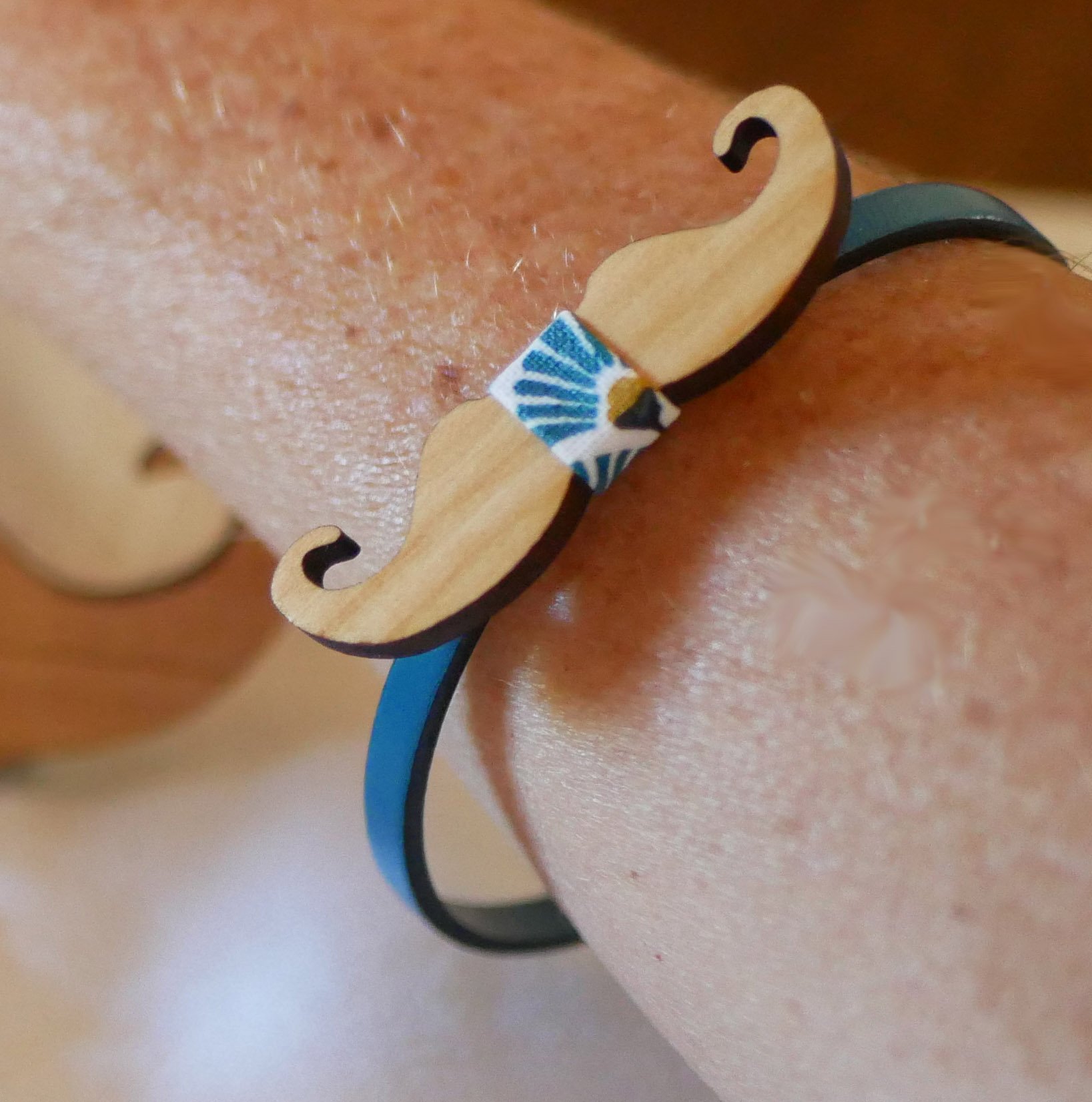 Lederarmband mit Miniaturfliege Schnurrbärte aus Holz anpassbar