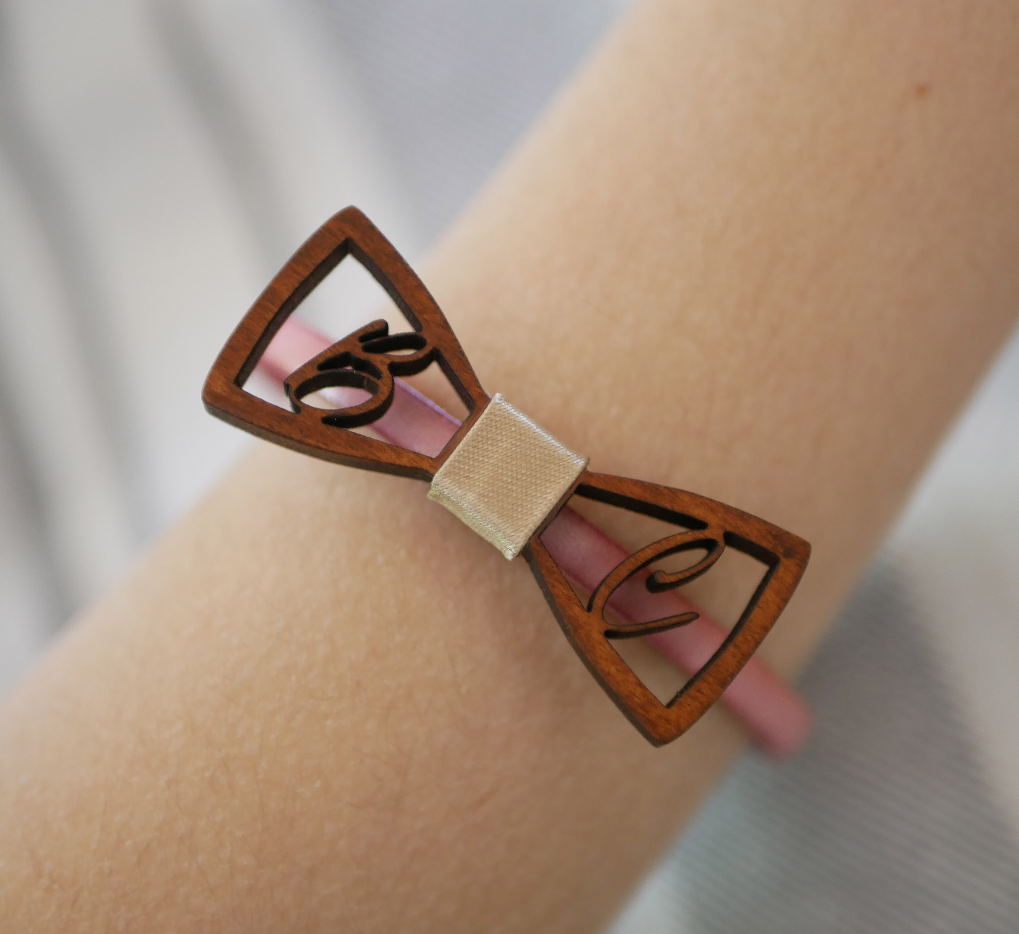 Lederarmband mit Fliege Holz Miniatur Initialen durchbrochen