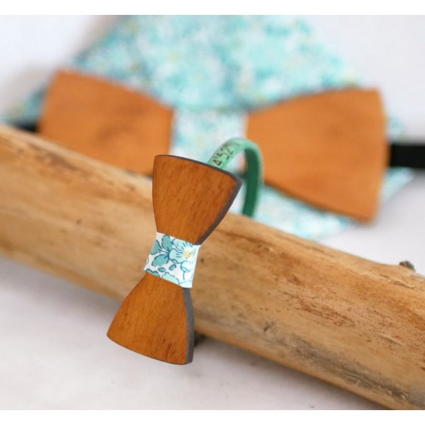 Lederarmband mit anpassbarer Miniaturfliege aus Holz