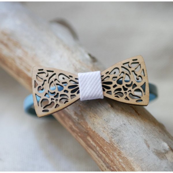 Lederarmband mit durchbrochener Miniatur-Fliege aus Holz anpassbar