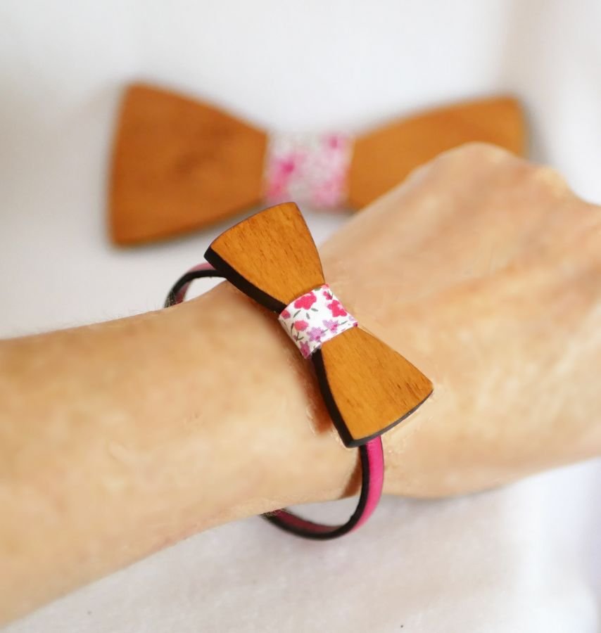 Lederarmband mit anpassbarer Miniaturfliege aus Holz