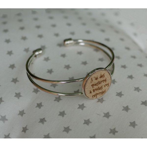 Armreif mit Holzcabochon zum Anpassen und versilbertem Metall