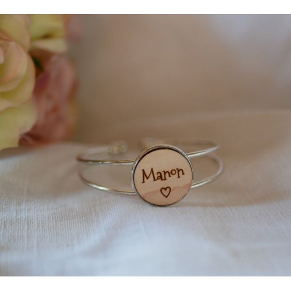 Armreif mit Holzcabochon zum Anpassen und versilbertem Metall