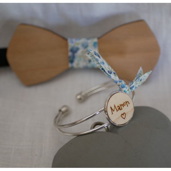 Armreif mit Holzcabochon zum Anpassen und versilbertem Metall