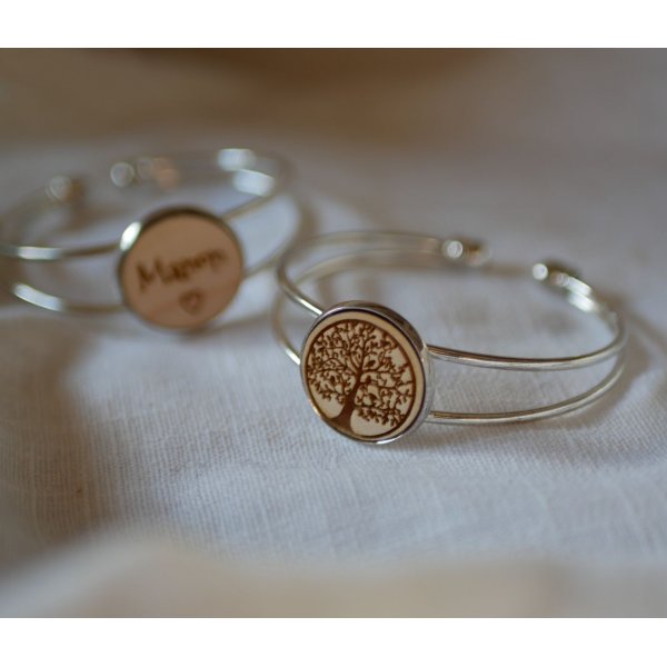 Armreif mit Holzcabochon zum Anpassen und versilbertem Metall