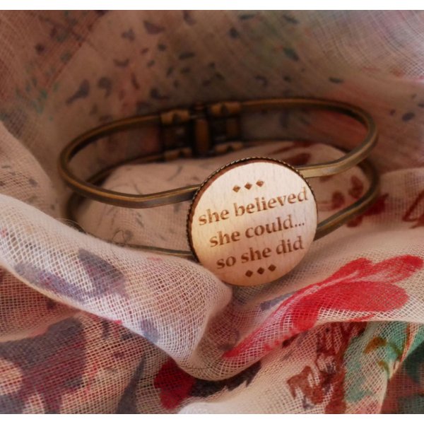 Armband aus Messing und Holz mit anpassbarem Cabochon 