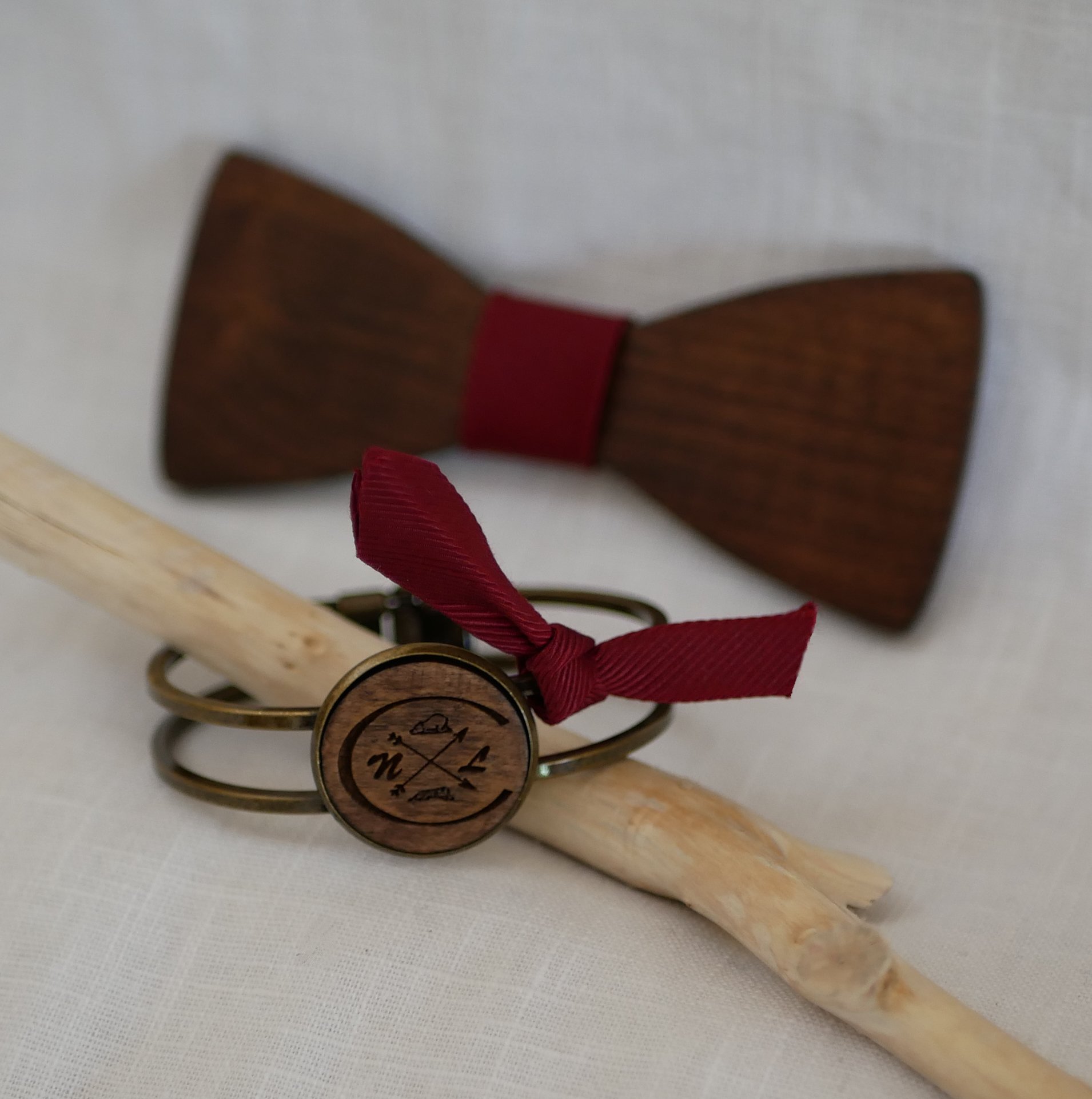 Armband aus Messing und Holz mit anpassbarem Cabochon 