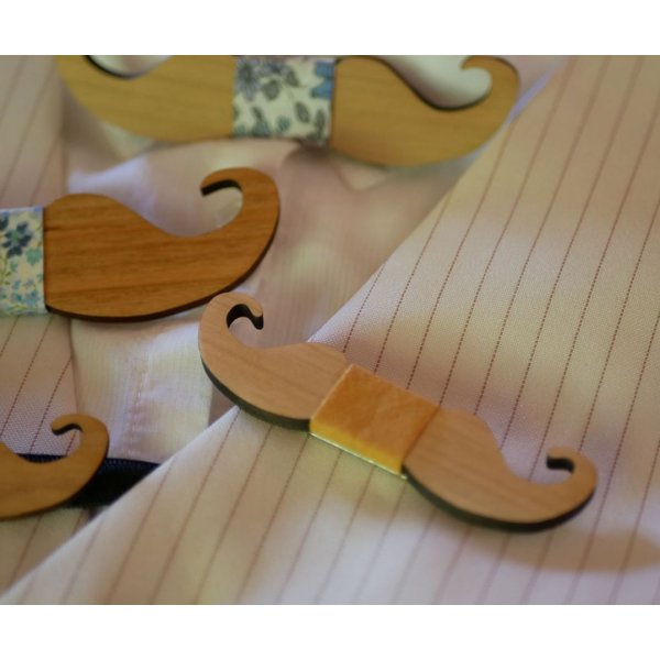 Mini-Knoten Pap Schnurrbart Brosche aus Holz zu personalisieren