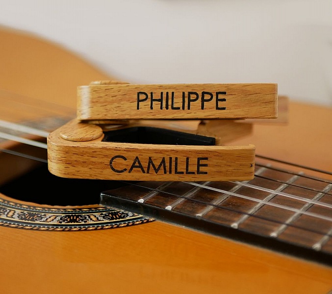 Capodastre personnalis&eacute; en aluminium clair grav&eacute; accessoire guitare 