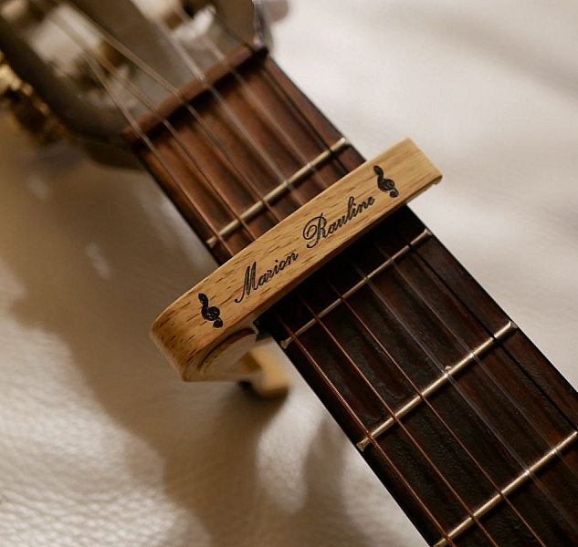 Capodastre personnalis&eacute; en aluminium clair grav&eacute; accessoire guitare 