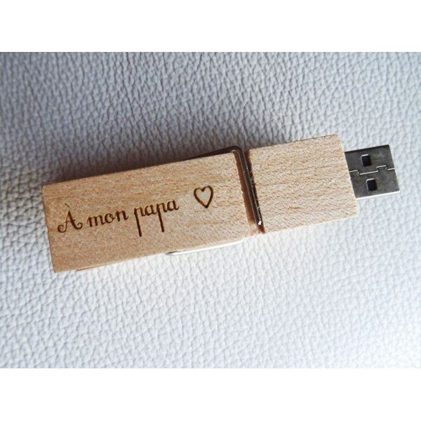USB-Stick Klammer aus Rohholz graviert zu personalisieren