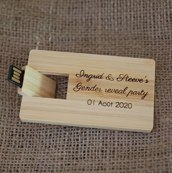 Clé USB personnalisée en bois de bambou format carte bancaire.