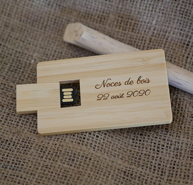 Clé USB 32 Go en bois bambou personnalisée format carte.