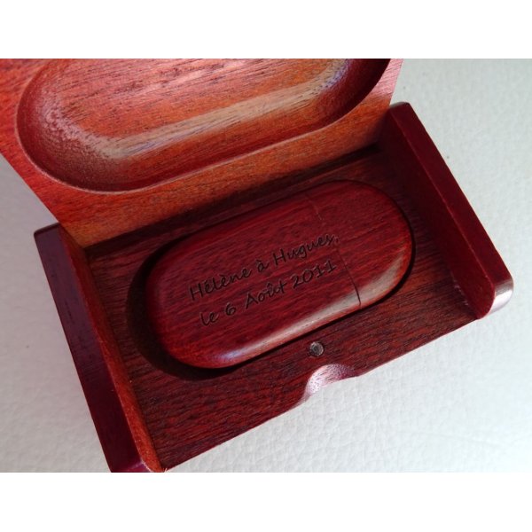 Usb Stick 32 GB 3.0 Holz rot in Box durch Gravur personalisieren