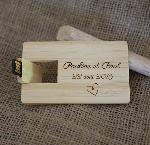 Clé USB carte en bambou personnalisée avec gravure mariage.