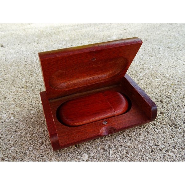 Usb Stick 32 GB 3.0 Holz rot in Box durch Gravur personalisieren