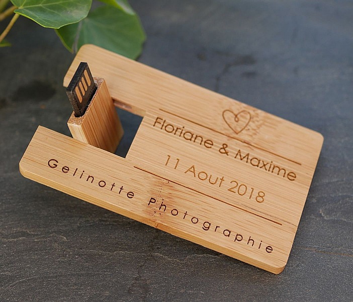 Clé USB personnalisée en bois de bambou format carte bancaire.